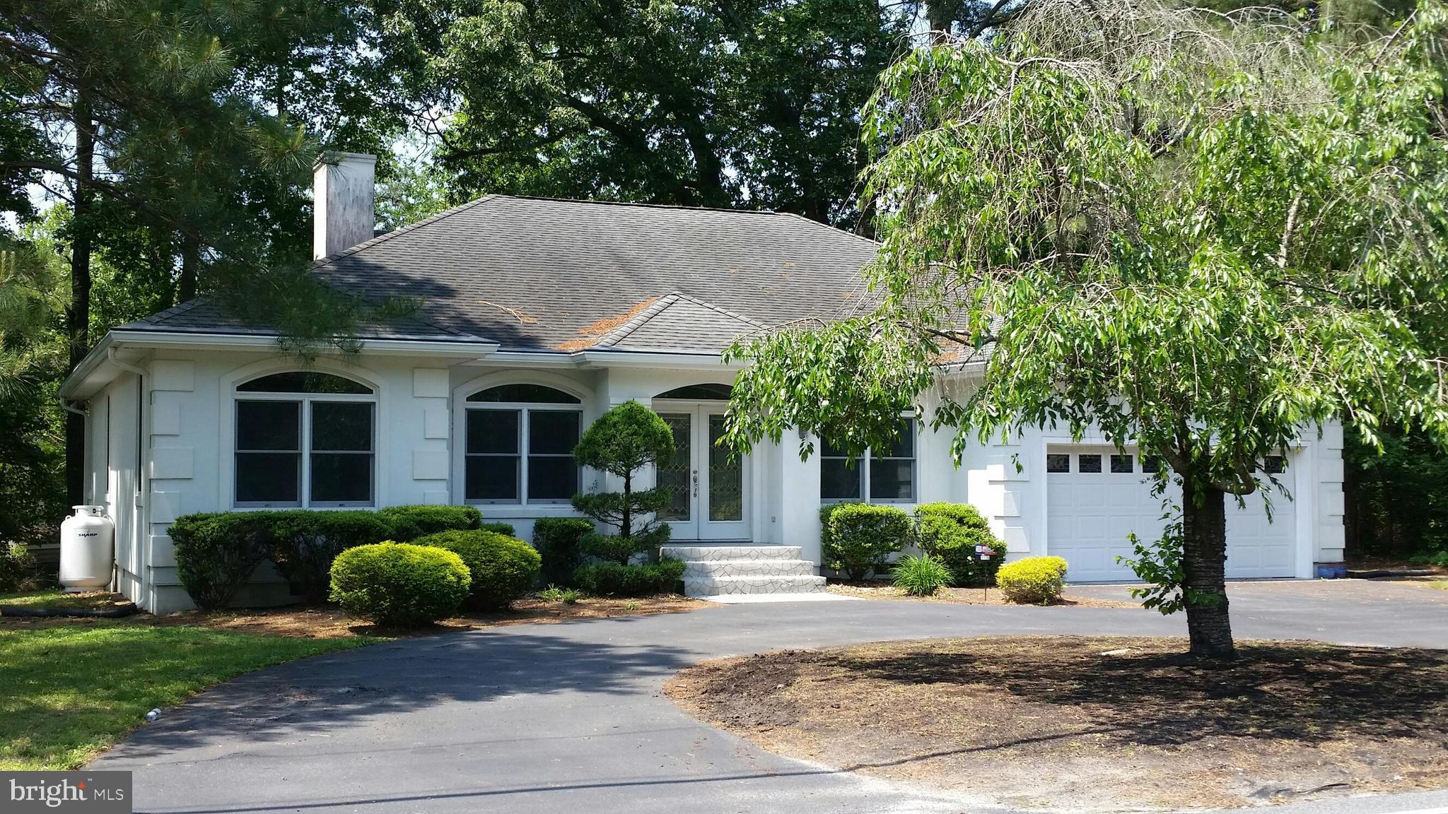 1136 Riverside Drive Salisbury, MD 21801 - Photo 1 of 27 Front View w/ Circular Drive