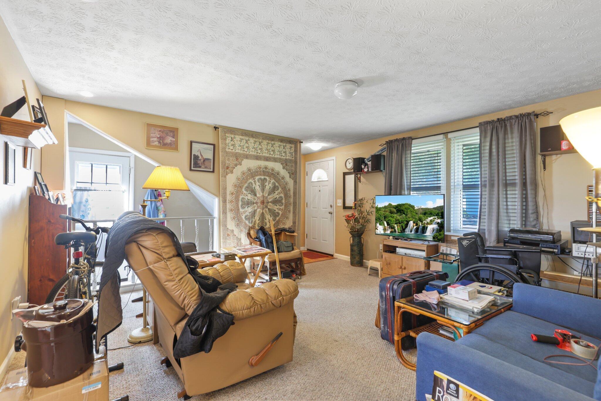 3386 Fontaine Road Columbus, OH 43232 - Photo 9 of 27 Living Room