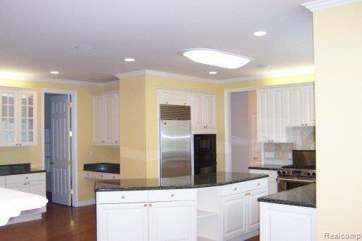 5630 Kirkridge Trail Rochester, MI 48306 - Photo 11 of 25 2way fplace, pantry, desk