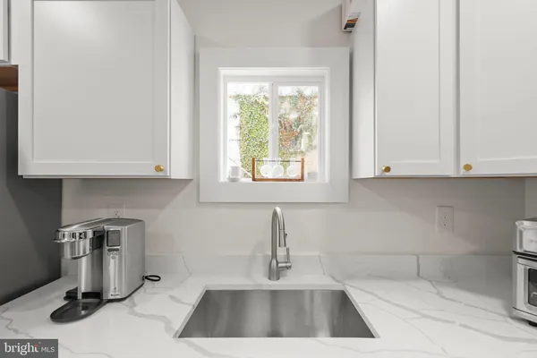 $2,000 | 31 West Southwerk Street, Winchester, VA 22601