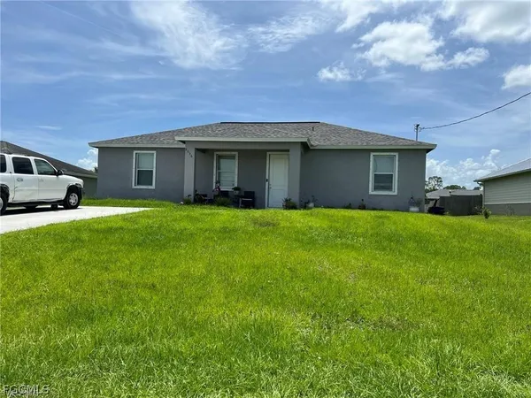 a view of a yard in front of house