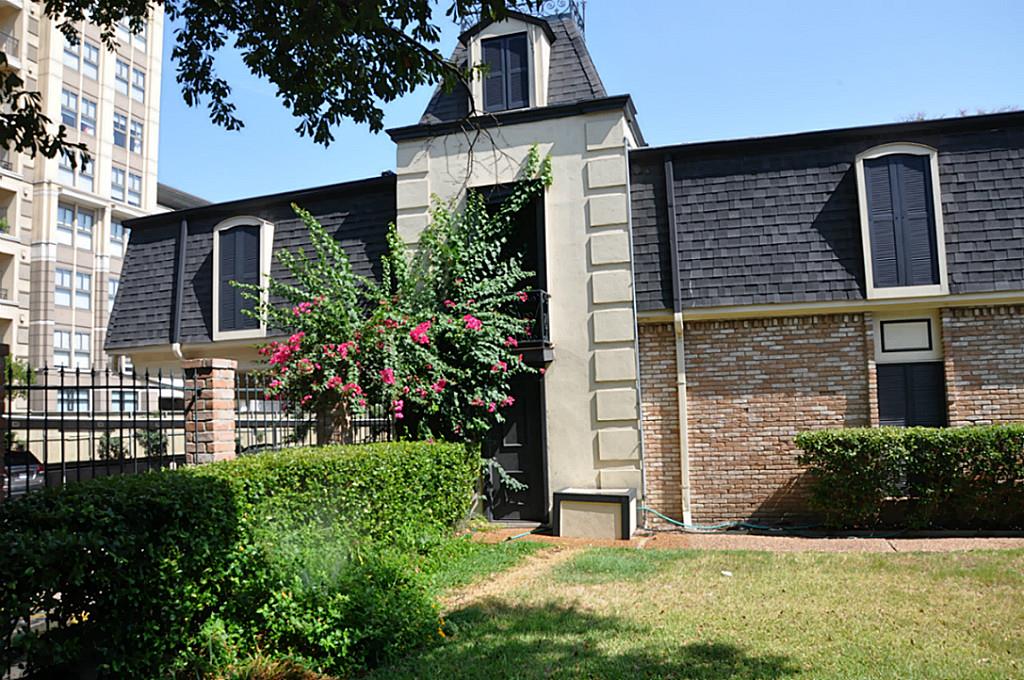 800 Post Oak Boulevard, Unit 72 Houston, TX 77056 - Photo 1 of 11 a front view of a house with a yard