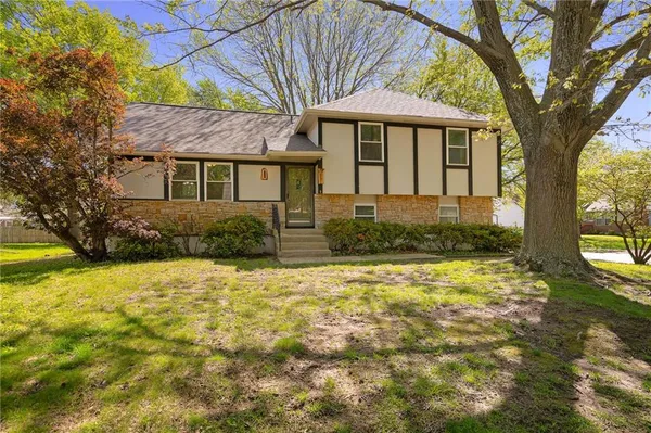 $275,000 | 615 Southeast Westwind Drive, Lee's Summit, MO 64063