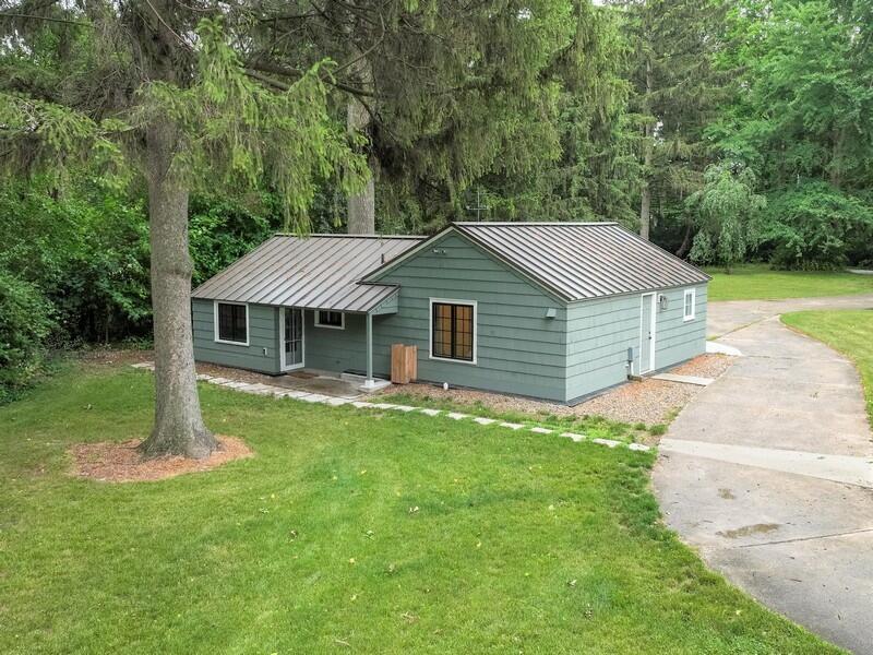 10668 Range Line Road Berrien Springs, MI 49103 - Photo 22 of 39 22_10668RangeLineRoad_900005_GuestCottag