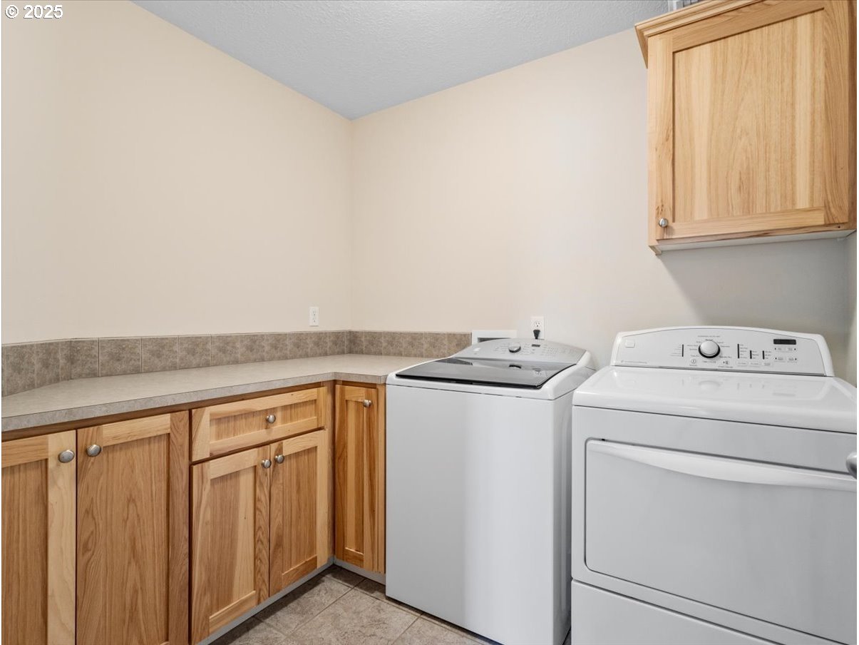 863 June Drive Molalla, OR 97038 - Photo 20 of 36 a utility room with dryer and washer