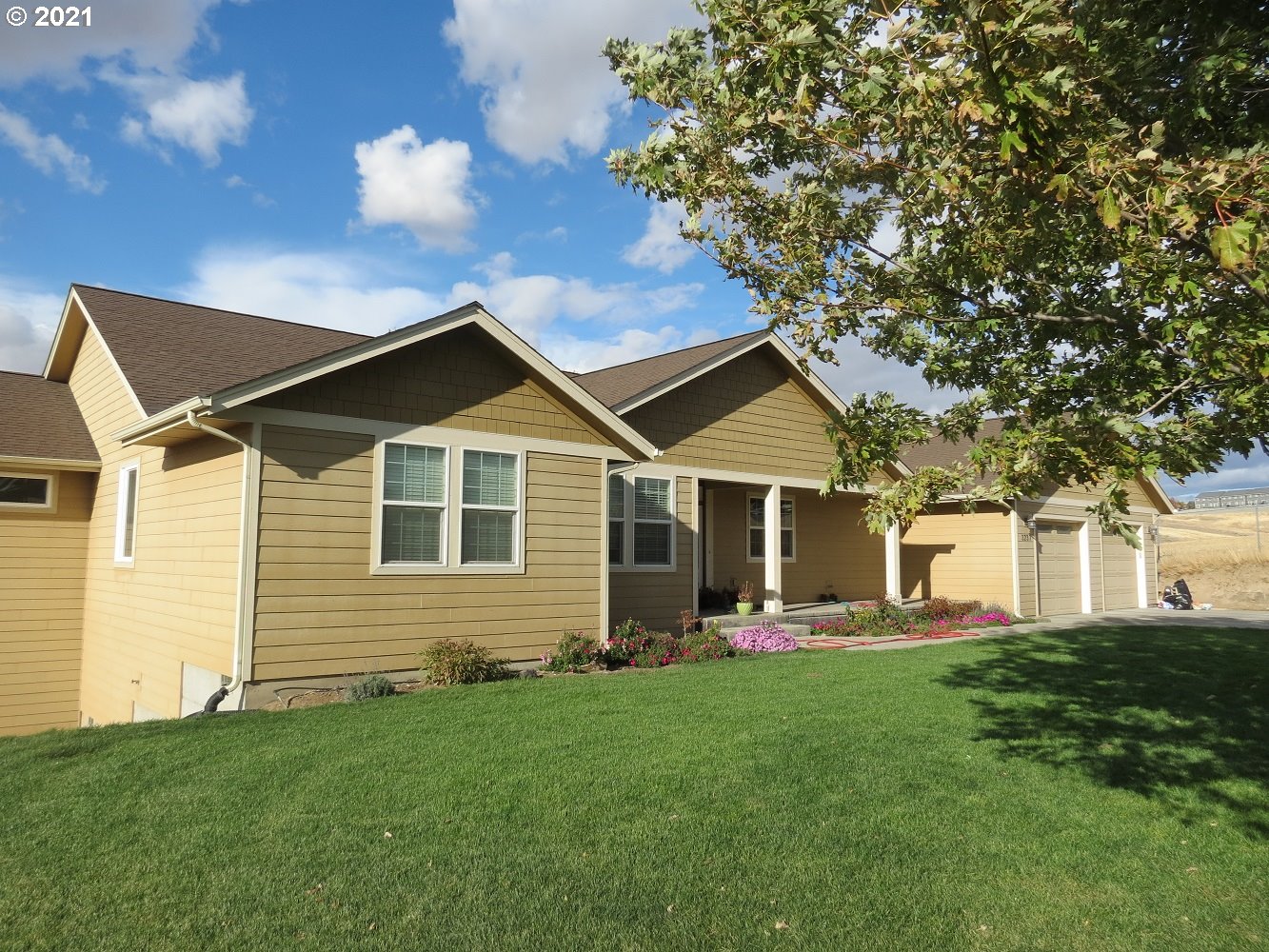 3237 Southwest Hailey Avenue Pendleton, OR 97801 - Photo 2 of 29 a front view of house with yard and green space