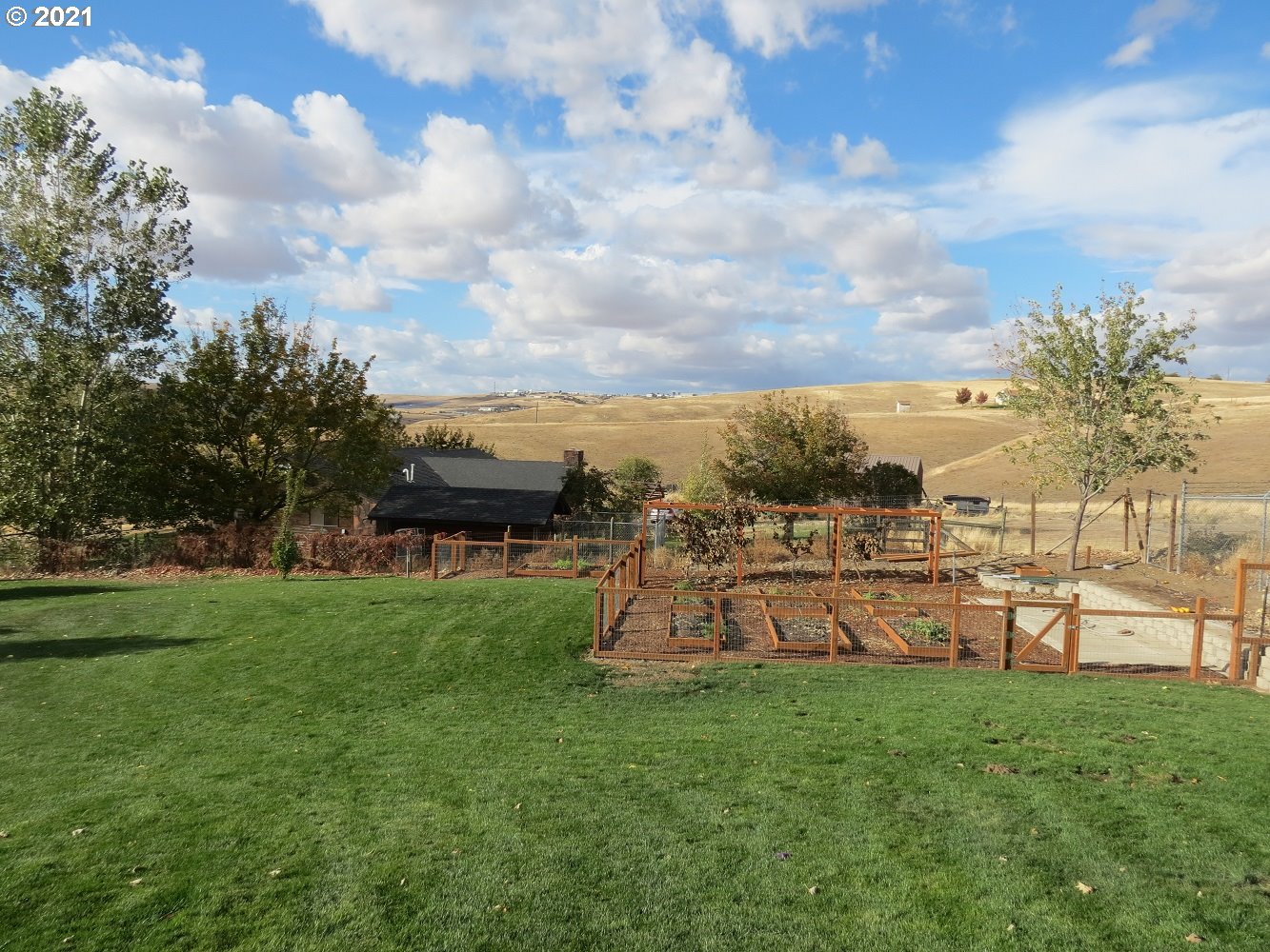 3237 Southwest Hailey Avenue Pendleton, OR 97801 - Photo 14 of 29 a view of a garden with an apartment