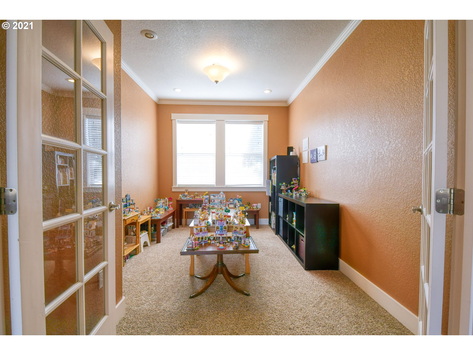 3237 Southwest Hailey Avenue Pendleton, OR 97801 - Photo 17 of 29 a living room with furniture
