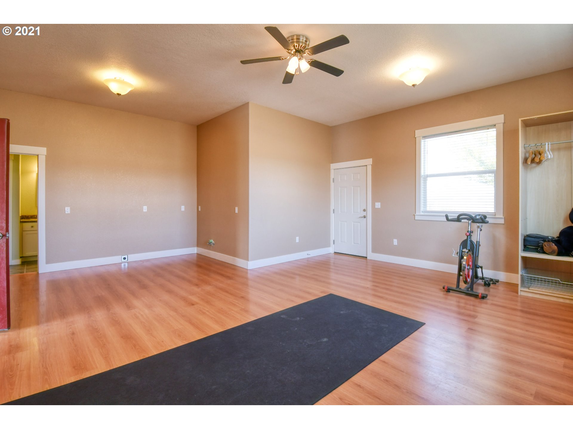 3237 Southwest Hailey Avenue Pendleton, OR 97801 - Photo 21 of 29 an empty room with wooden floor and a ceiling fan