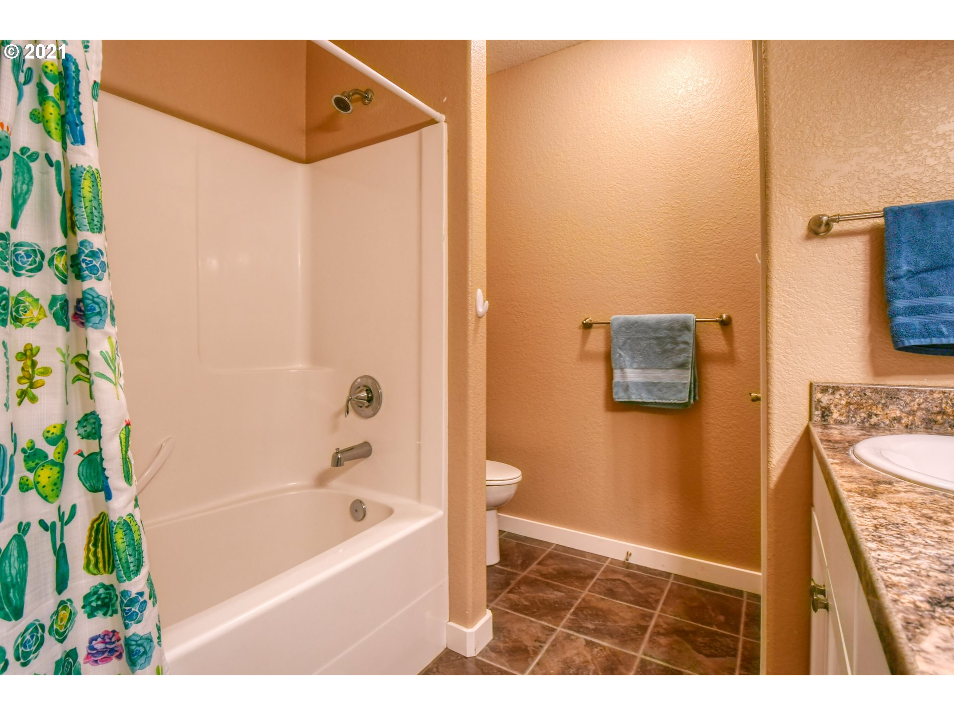 3237 Southwest Hailey Avenue Pendleton, OR 97801 - Photo 23 of 29 a bathroom with a bathtub and a shower