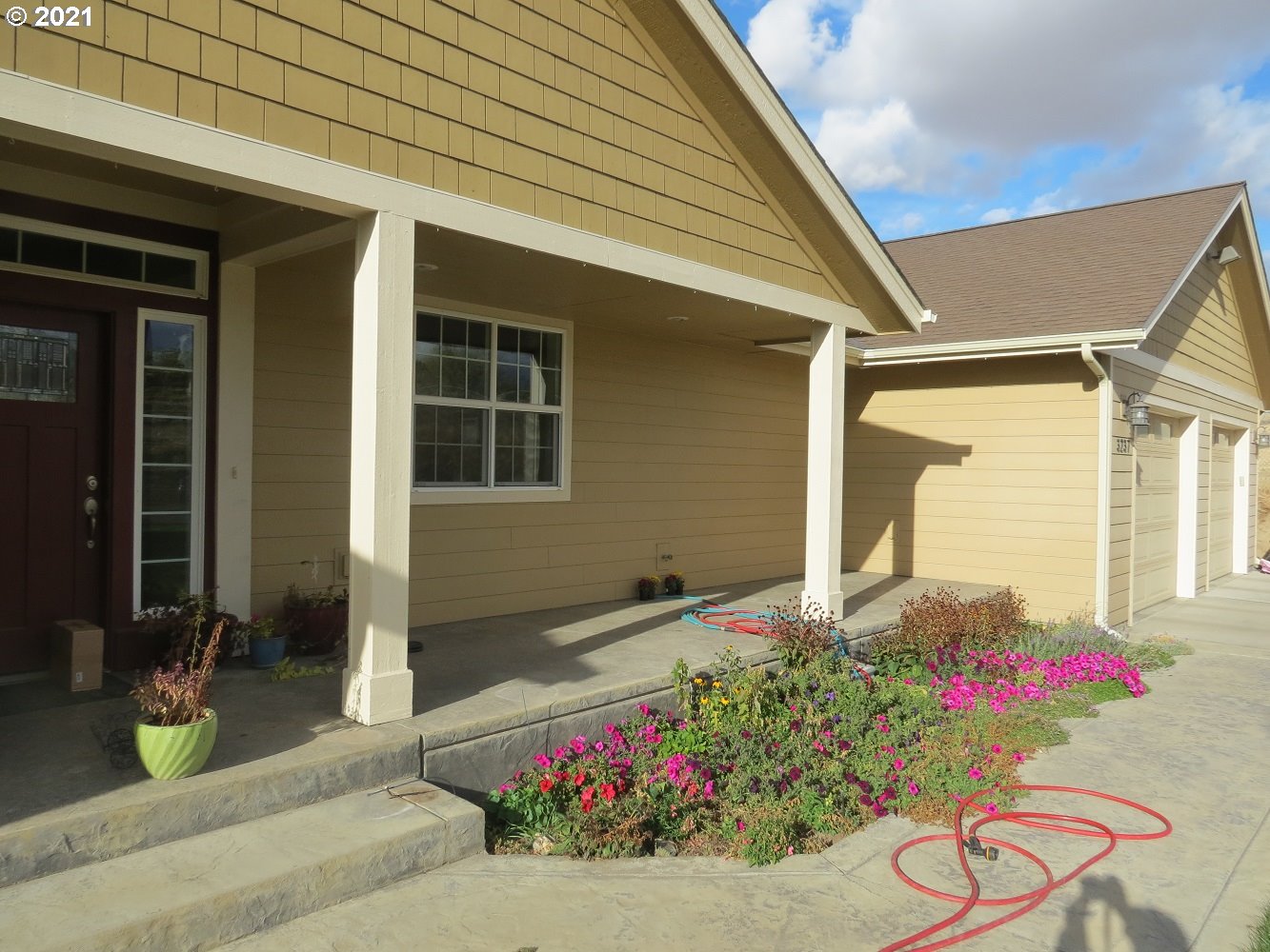 3237 Southwest Hailey Avenue Pendleton, OR 97801 - Photo 4 of 29 a front view of a house
