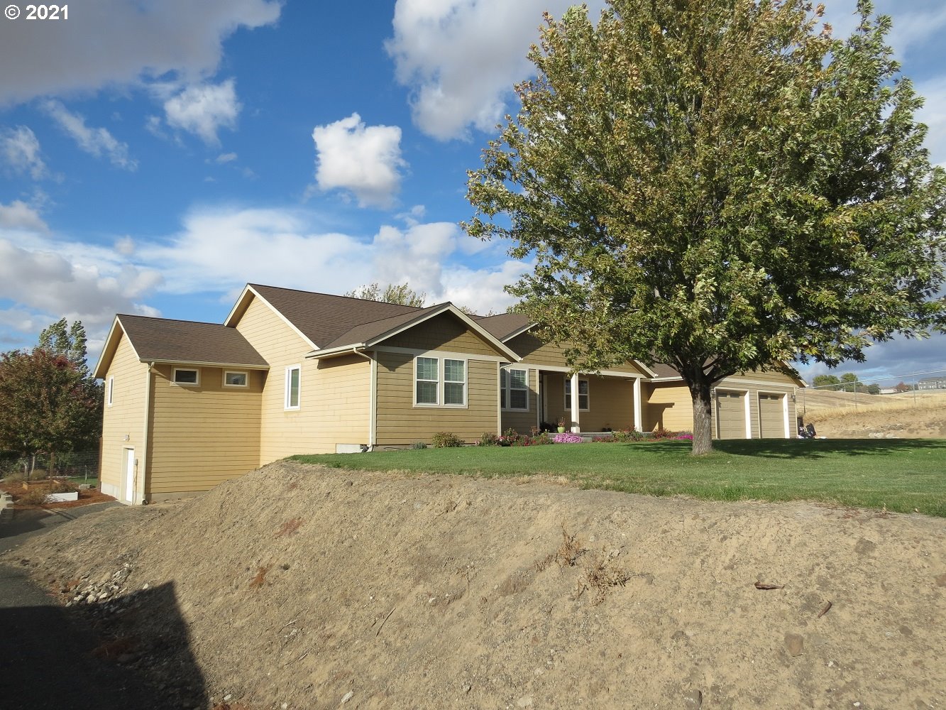 3237 Southwest Hailey Avenue Pendleton, OR 97801 - Photo 5 of 29 a front view of a house with a yard and garage