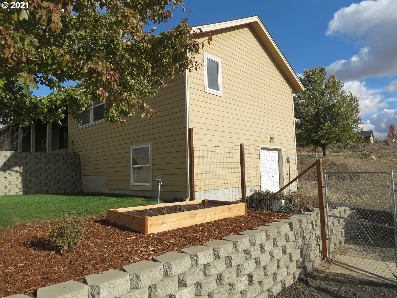 3237 Southwest Hailey Avenue Pendleton, OR 97801 - Photo 6 of 29 a view of a house with a yard