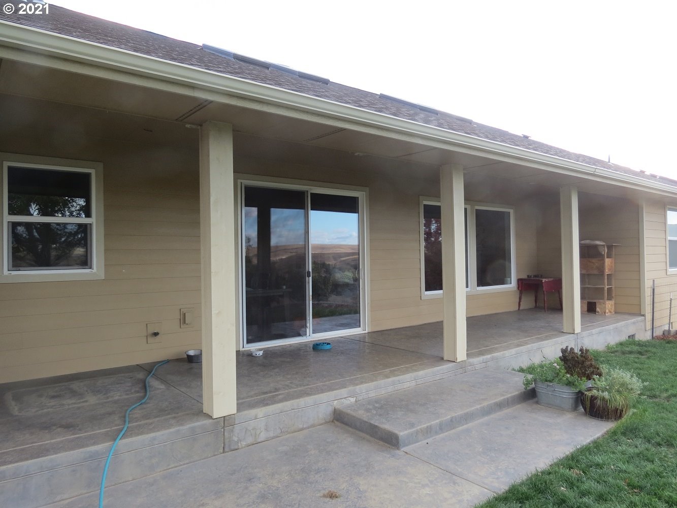 3237 Southwest Hailey Avenue Pendleton, OR 97801 - Photo 9 of 29 front view of a house with a outdoor space