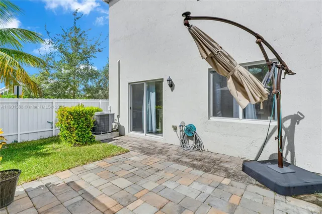 a view of entryway with a garden