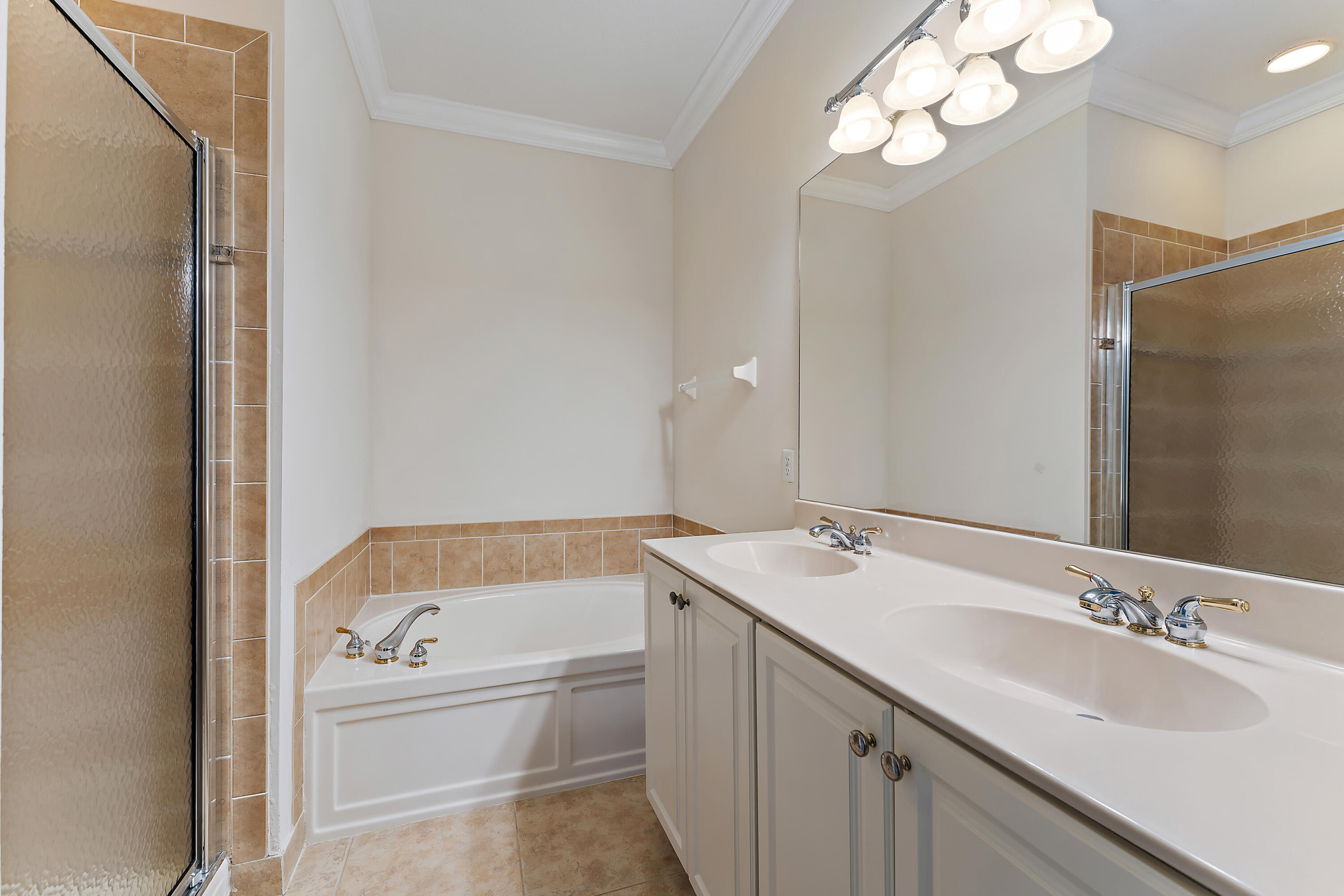 128 West Thatch Palm Circle Jupiter, FL 33458 - Photo 19 of 35 a bathroom with a bathtub a sink and a mirror