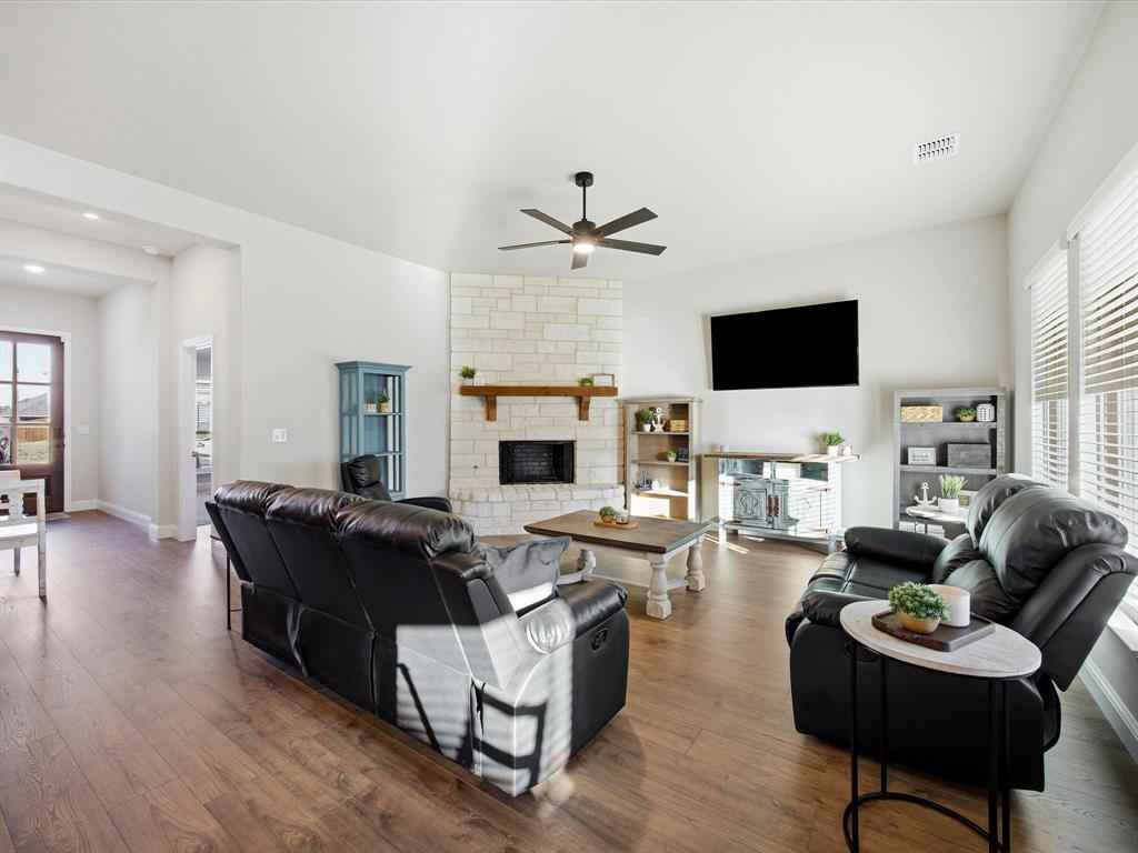 224 Comanche Trail Alvarado, TX 76009 - Photo 4 of 38