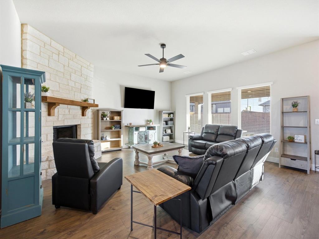 224 Comanche Trail Alvarado, TX 76009 - Photo 5 of 38