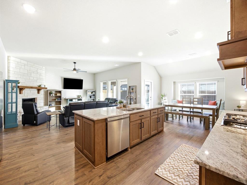 224 Comanche Trail Alvarado, TX 76009 - Photo 8 of 38