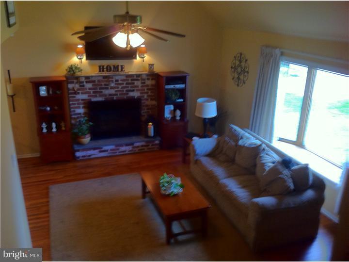 644 Mueller Road Warminster, PA 18974 - Photo 17 of 25 Living Room