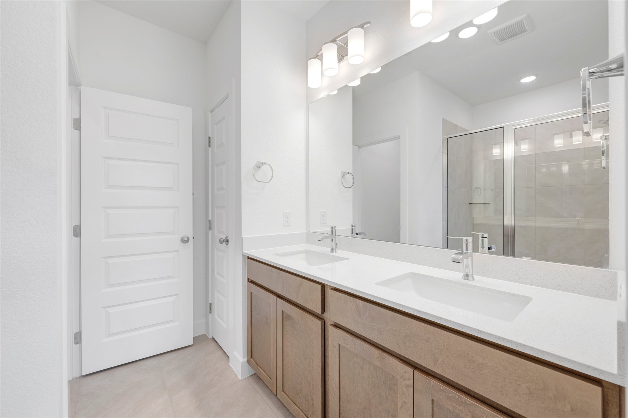 1012 B Brickell Loop Austin, TX 78744 - Photo 9 of 23 Owner's Bathroom