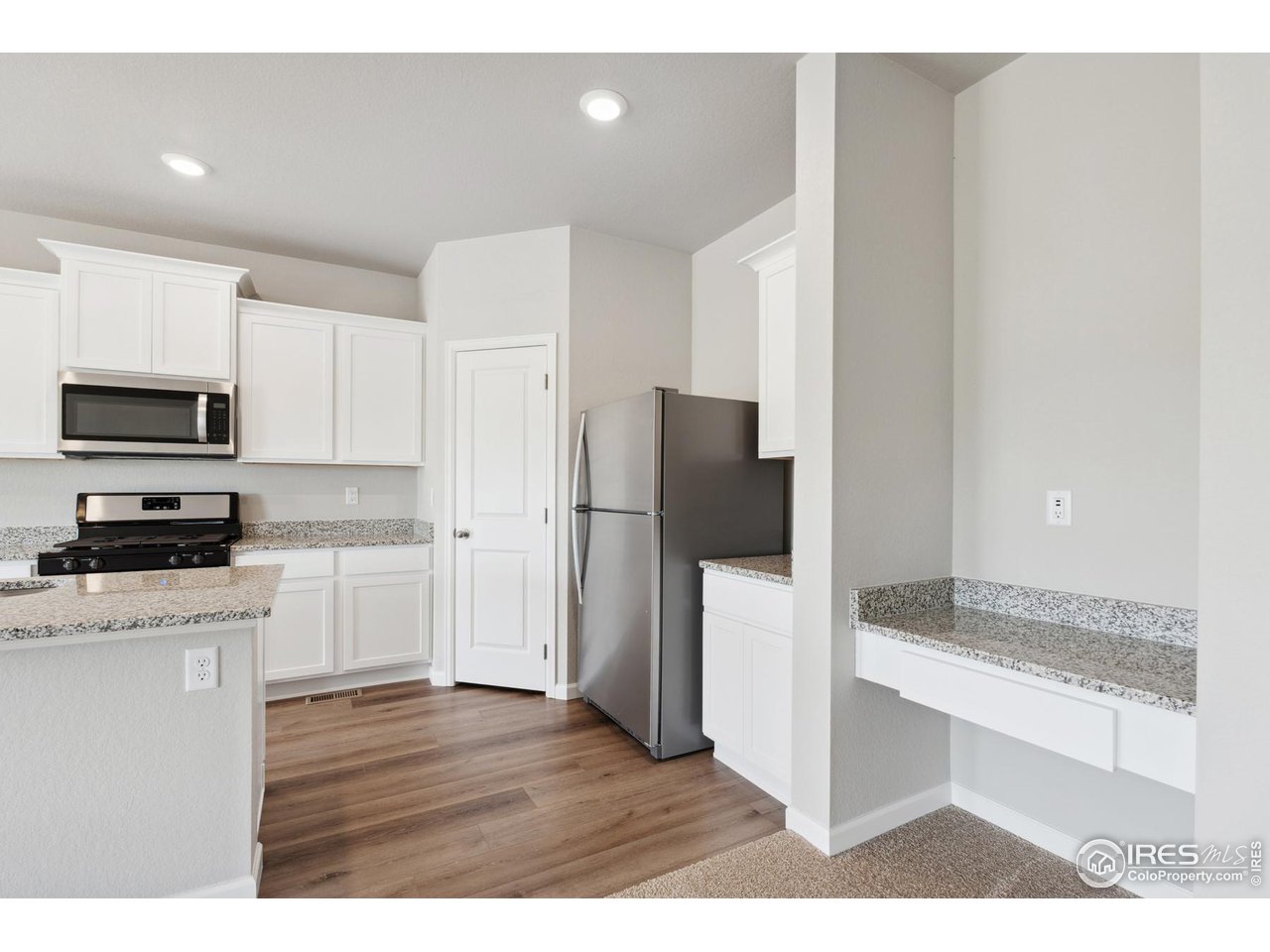 952 Cascade Falls Street Severance, CO 80550 - Photo 3 of 32