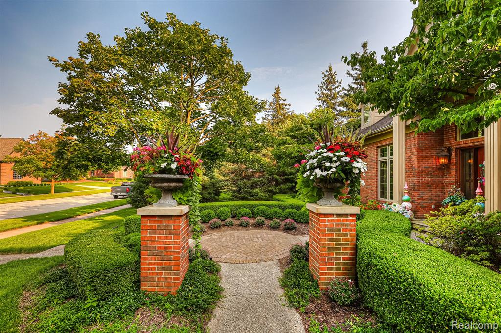 1152 Autumnview Drive Rochester, MI 48307 - Photo 2 of 59