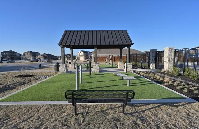 a view of backyard with garden