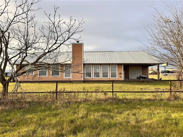 a view of an house with swimming pool