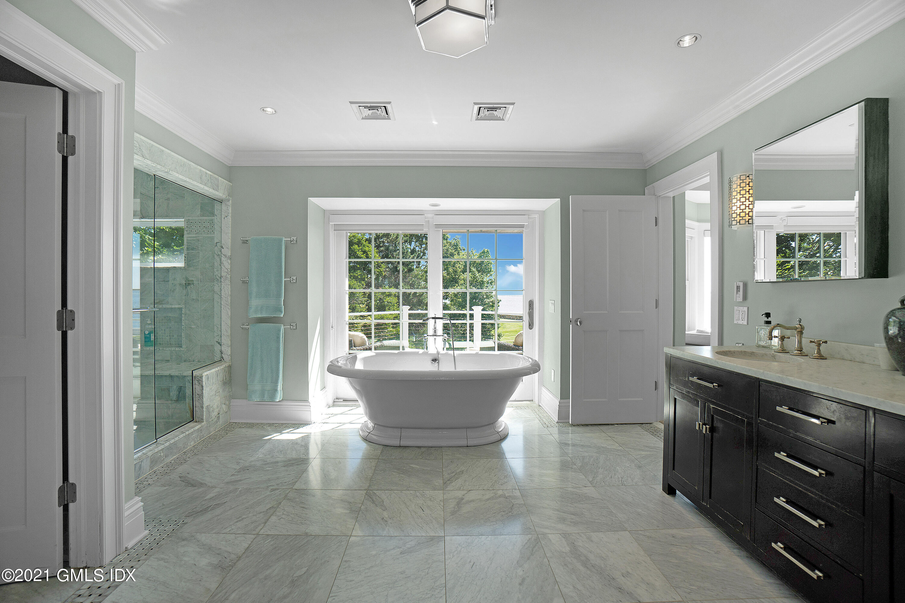 20 Ballwood Road Old Greenwich, CT 06870 - Photo 14 of 32 a spacious bathroom with a tub sink and mirror