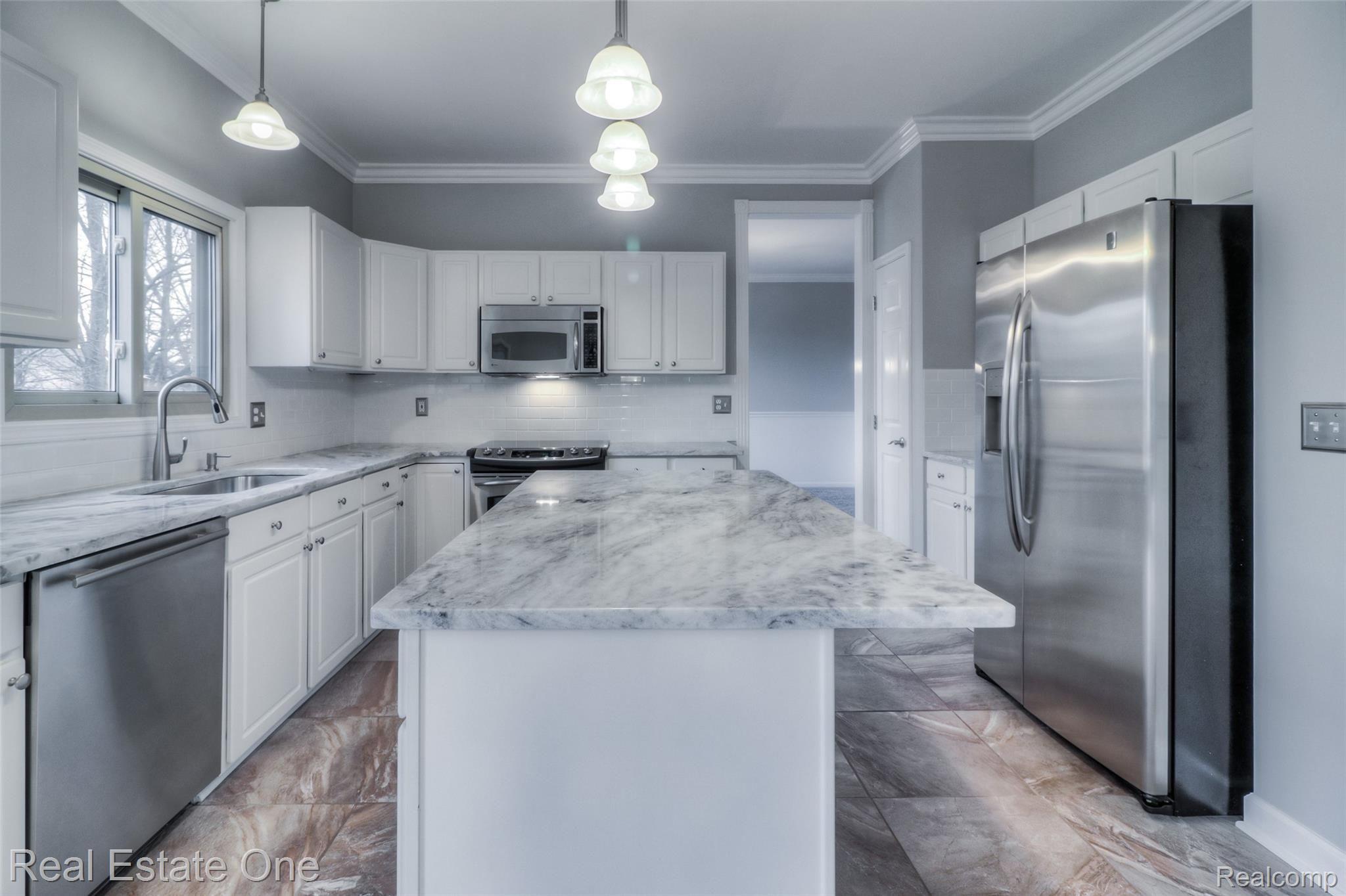 2703 Oak View Court Rochester, MI 48307 - Photo 11 of 53 2703 Oak View LRT 2019-24.JPG