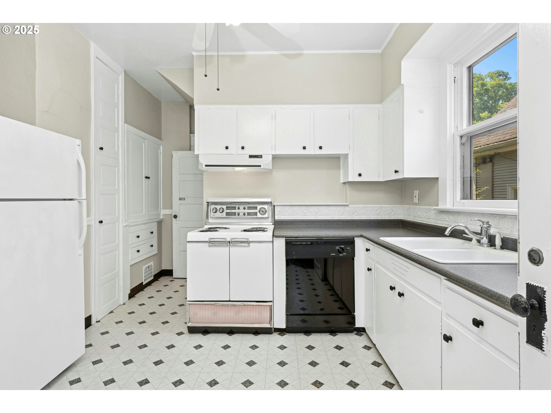 3955 Southeast Madison Street Portland, OR 97214 - Photo 15 of 35