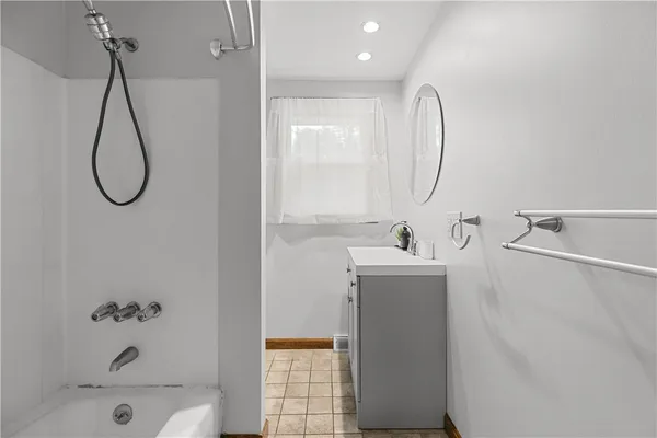 $3,400 | 25 Harris Drive, Tiverton, RI 02878