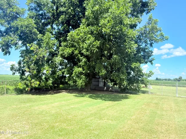 $189,000 | 10688 Highway 12, Isola, MS 38754