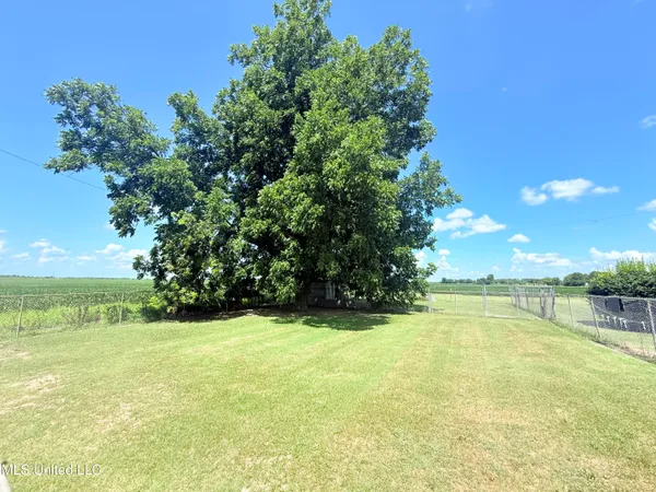 $189,000 | 10688 Highway 12, Isola, MS 38754