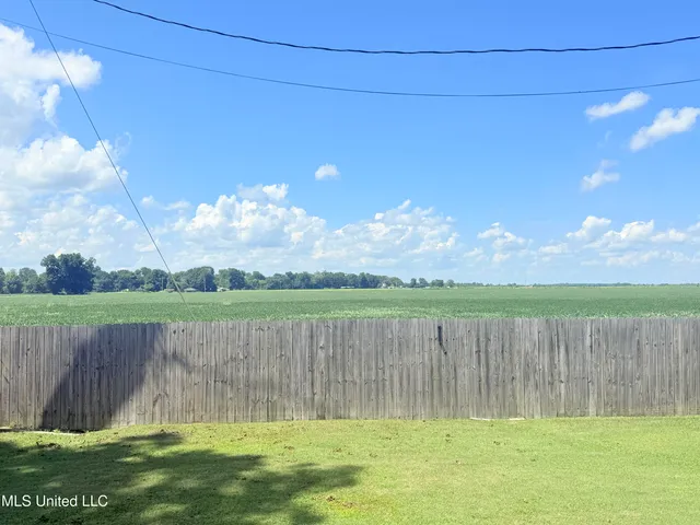 $189,000 | 10688 Highway 12, Isola, MS 38754