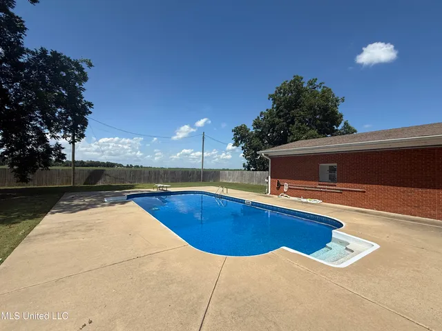 $189,000 | 10688 Highway 12, Isola, MS 38754