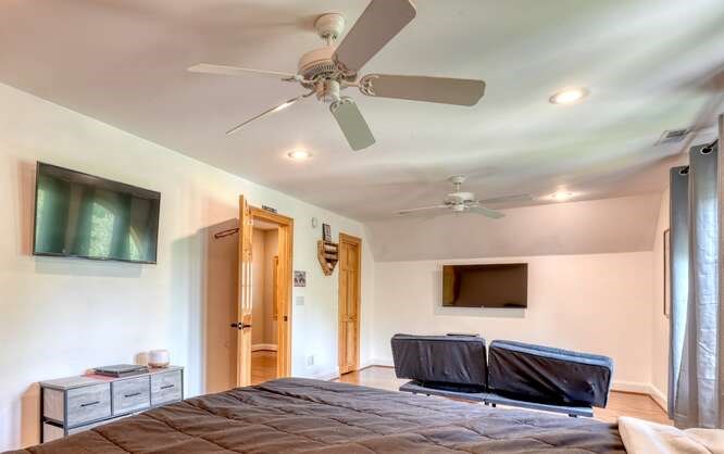 115 Dawsons Lane Murphy, NC 28906 - Photo 38 of 93 a bedroom with a bed and a flat screen tv