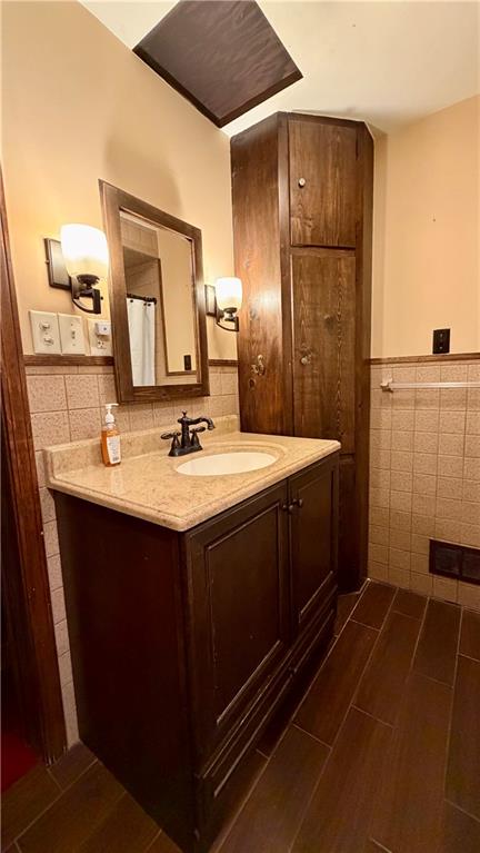 1425 Freeport Road Cheswick, PA 15024 - Photo 32 of 45 ALTERNATE VIEW OF UPPER LEVEL FULL BATH!