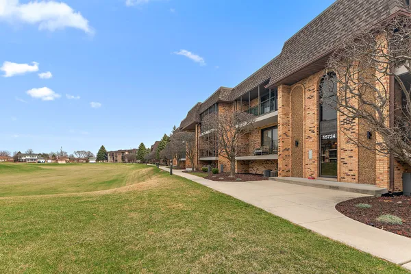 $239,900 | 15724 Brassie Court, Unit 2N, Orland Park, IL 60462