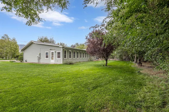 a view of a house with backyard