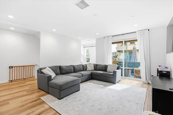 $1,049,900 | 608 Shadowbrook, Lake Forest, CA 92610