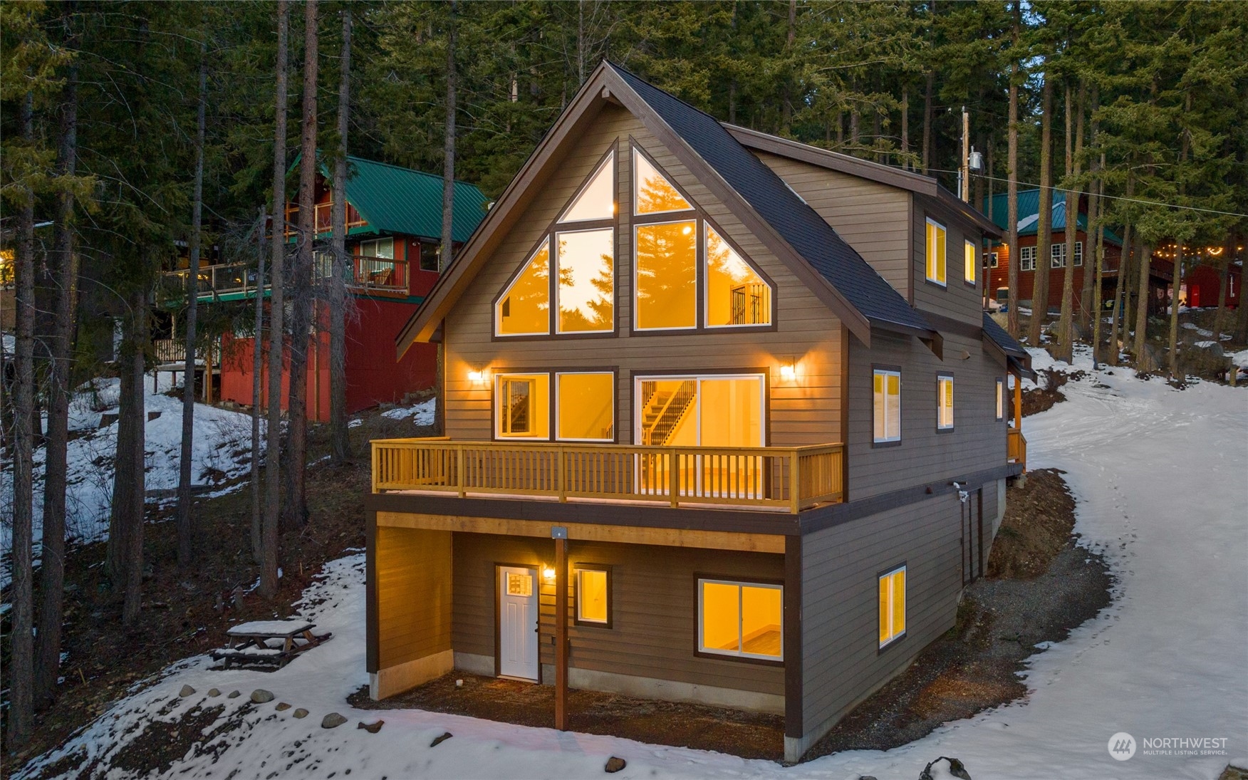 a view of entryway with a yard