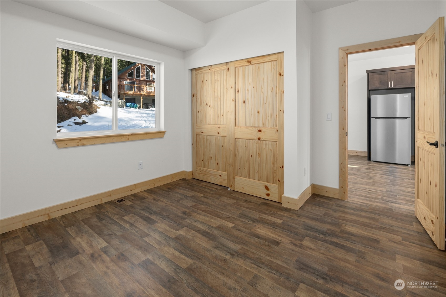 1089 Highland Loop Ronald, WA 98940 - Photo 15 of 40 a view of an empty room with wooden floor and a window