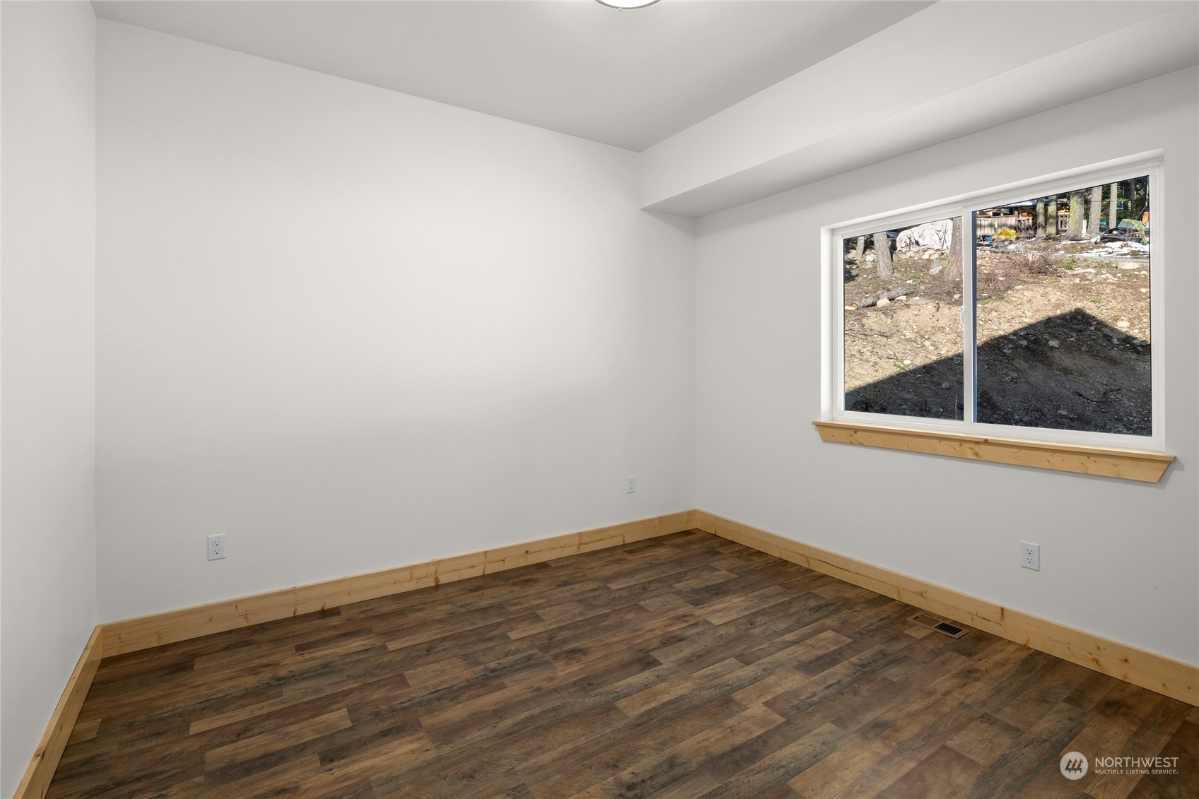 1089 Highland Loop Ronald, WA 98940 - Photo 16 of 40 an empty room with a window