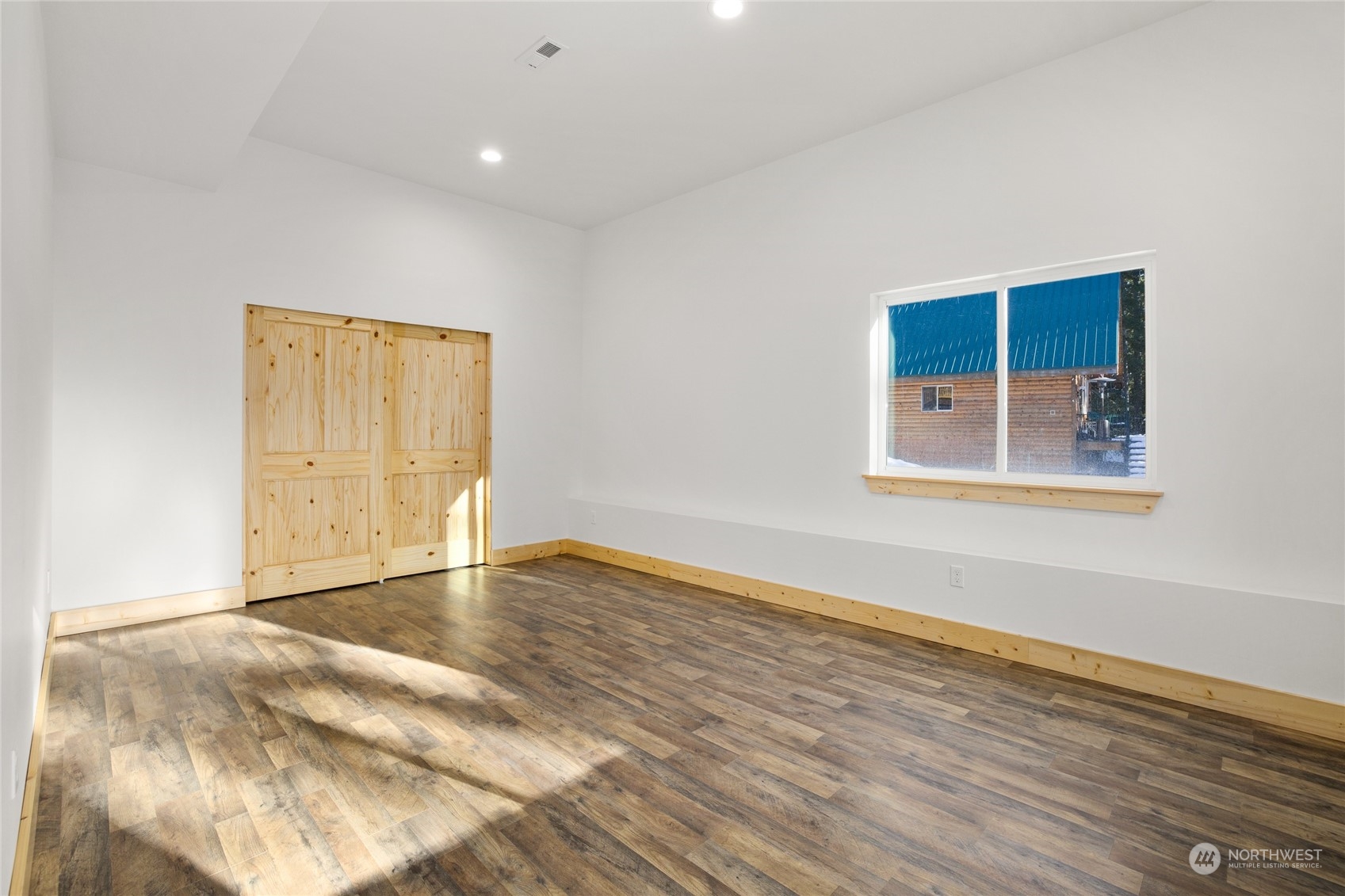 1089 Highland Loop Ronald, WA 98940 - Photo 28 of 40 a view of an empty room with wooden floor and a window