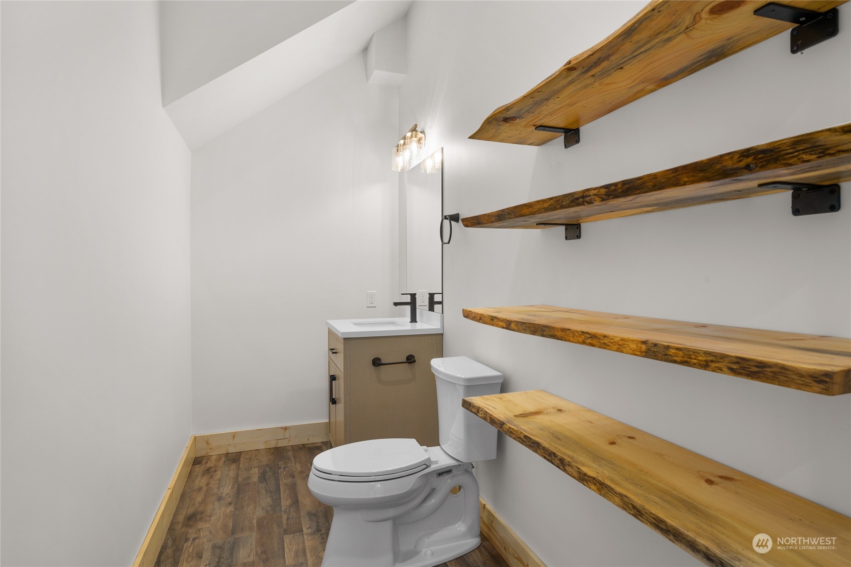 1089 Highland Loop Ronald, WA 98940 - Photo 29 of 40 a bathroom with a sink a toilet and bathtub