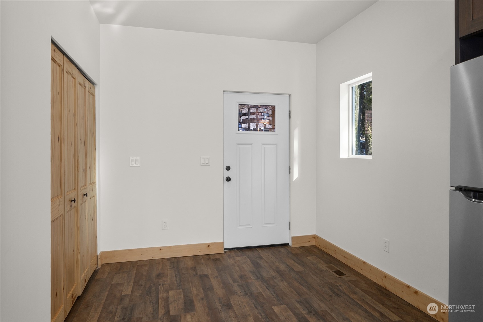 1089 Highland Loop Ronald, WA 98940 - Photo 5 of 40 a view of an empty room with wooden floor and a window