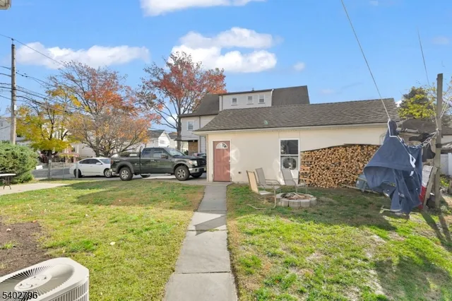 a view of a yard with front of house