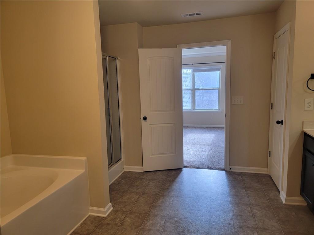 2707 Morgan Glen Road Northeast Buford, GA 30519 - Photo 19 of 24 a view of bathroom and bathtub